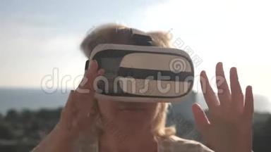 太阳落山时，一个戴着虚拟现实眼镜的女孩在房子的屋顶上。 <strong>生命生命</strong>概念